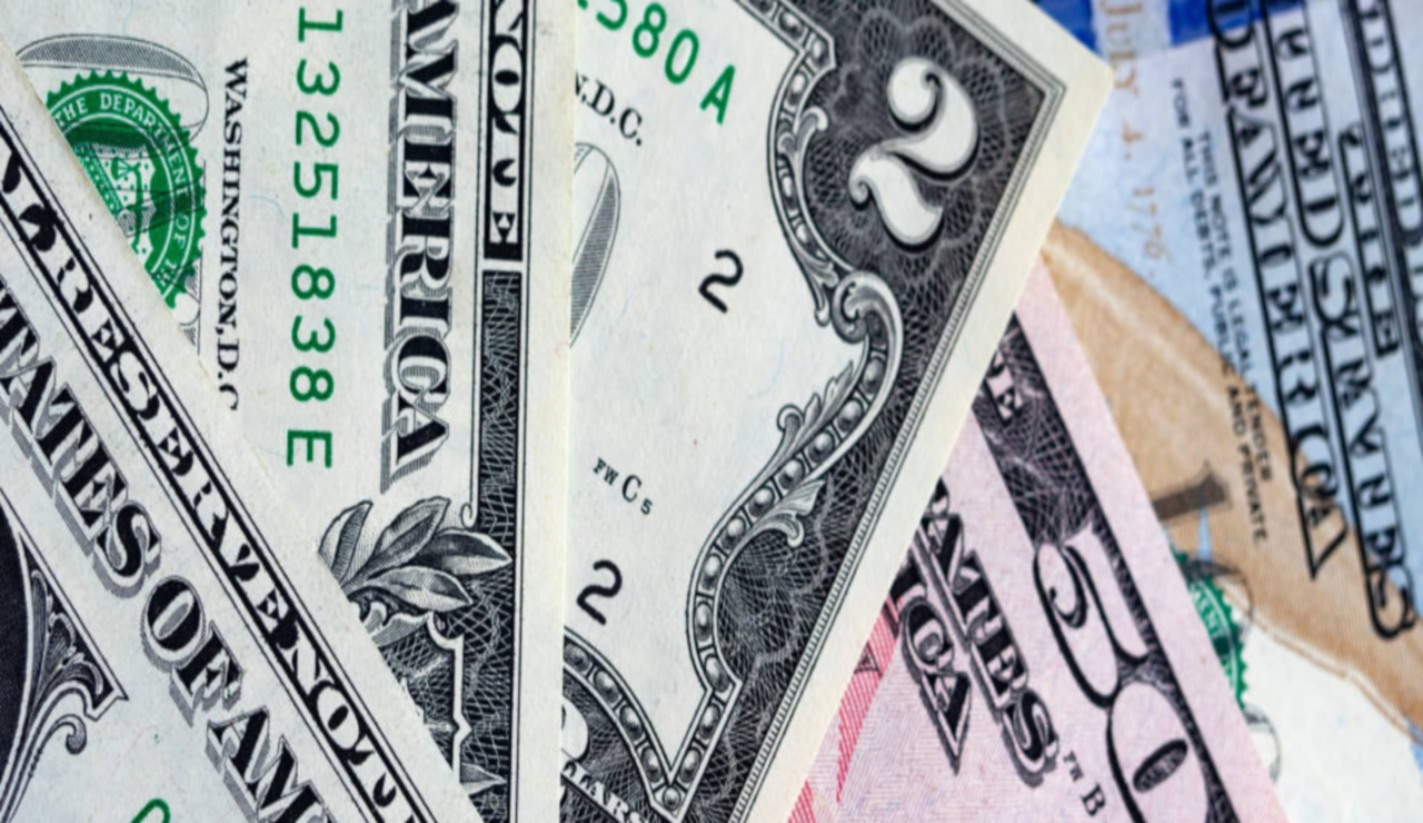 FOREX: il dollaro sale ai massimi di 20 anni, la sterlina di nuovo alle corde