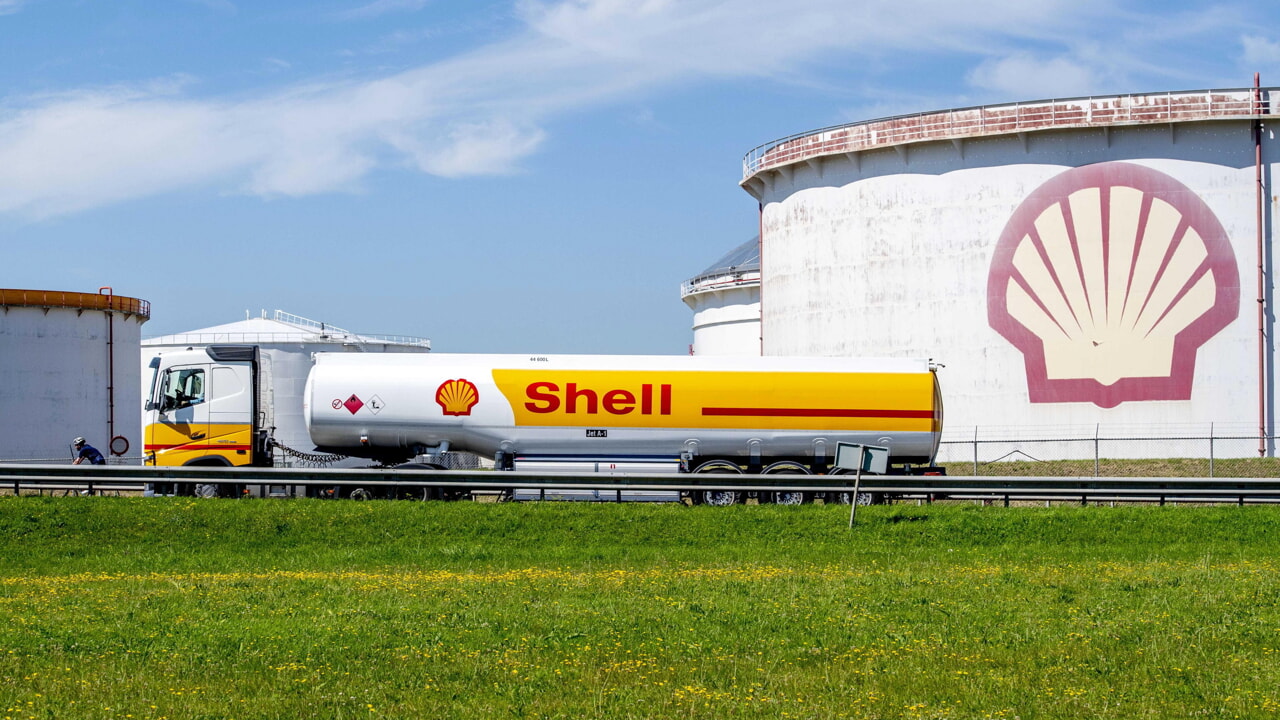 Shell segnala la fine della corsa agli utili record con il calo dei margini di raffinazione
